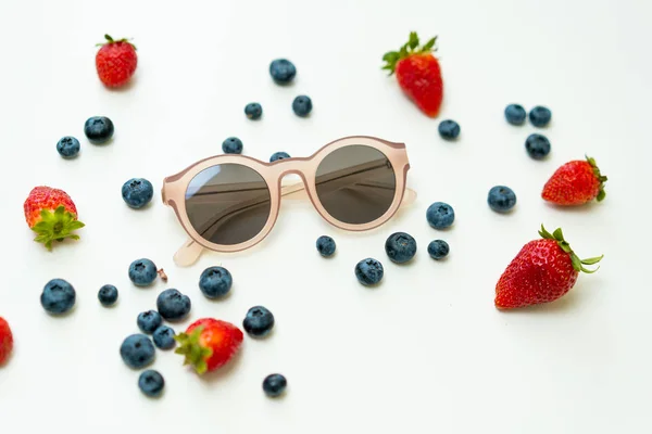 Summer Flat Lay Composition Fresh Berries Sunglasses Center — Stock Photo, Image