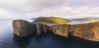 Leitisvatn gölü havadan nefes kesen manzara. Vagar, Faroe Adaları. 