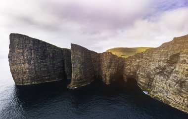 Vagar adası ve Atlantik Okyanusu'ndaki kayalıkların drone fotoğrafçılığı. Faroe Adaları.
