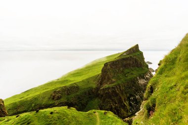 Kayalıklar ve Atlantik Okyanusu ile Mykinesholmur manzara. Mykines, Faroe Adaları.