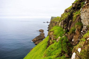 Pitoresk Faroese Adaları biri - Mykines onun uçurumlar ve Atlantik Okyanusu üzerinde yuvalama kuşlar ile.
