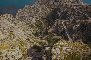 Denize giden Sa Calobra Serpentine yolunun hava aracı fotoğrafı. Mallorca, Balearic Adaları, İspanya.