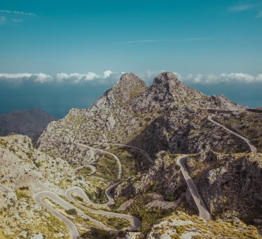 Denizin yukarısındaki dağ zirvesi ve muhteşem yılan yolu. Mallorca, İspanya.