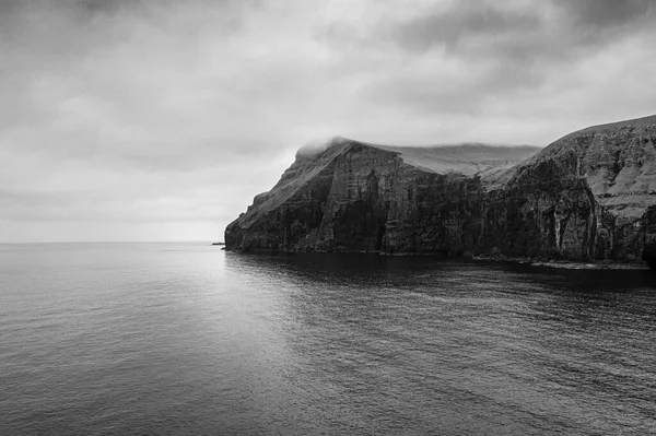 Чорно Біла Панорама Острівних Скель Над Океаном Фарерські Острови Данія — стокове фото