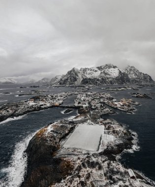 Lofoten Adaları. Henningsvr 'in kış manzarası. Küçük adaları, dağları ve karla kaplı futbol sahası..