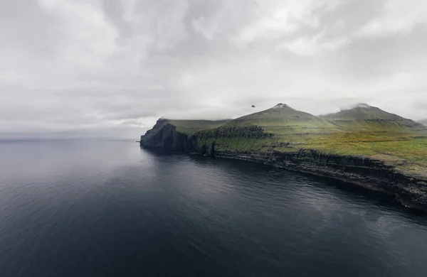Nádherné Letecké Panorama Hlubokým Modrým Oceánem Zelenými Útesy Faerských Ostrovů — Stock fotografie