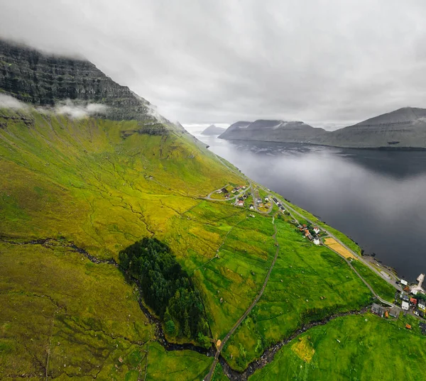 Flygfoto Eysturoy Med Grönt Berg Täckt Med Moln Liten Färöisk — Stockfoto