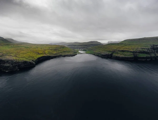 Deszczowy Dzień Antenowa Panorama Wysp Owczych Fiord Zielonymi Górami Zachmurzone — Zdjęcie stockowe