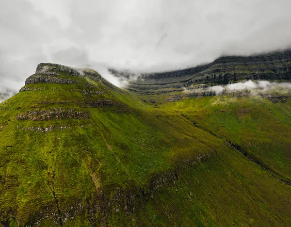 Wolken Antenne Panorama Van Groene Bergen Faeröer Denemarken — Stockfoto