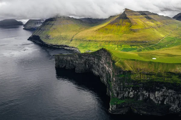 Εξαιρετικό Πανόραμα Των Βράχων Του Νησιού Faroese Και Του Ωκεανού — Φωτογραφία Αρχείου