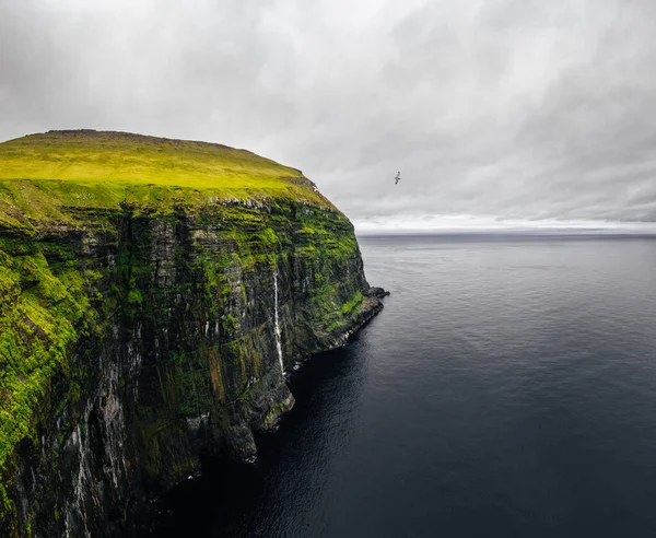 Okyanusun Yukarısındaki Uçurumlardan Şelale Geliyor Gjogv Faroe Adaları — Stok fotoğraf