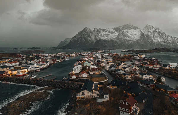 Henningsvaer的空中全景拍摄在冬季 地平线上美丽的天空和雪山的峰顶 港口沿线的村庄建筑 挪威Lofoten群岛 — 图库照片