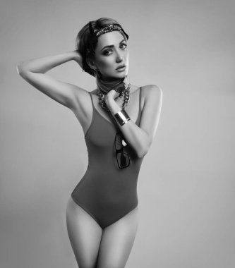 bir spor kız atletik rakam ile siyah beyaz fotoğraf.