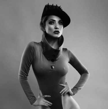 bir spor kız atletik rakam ile siyah beyaz fotoğraf.