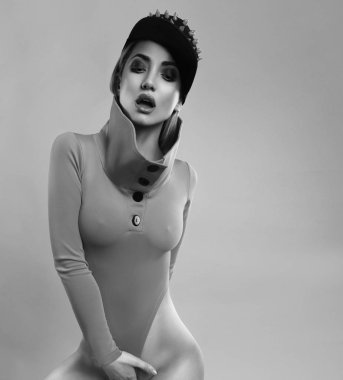 bir spor kız atletik rakam ile siyah beyaz fotoğraf.