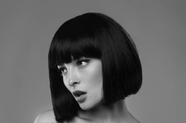 Siyah saçlı kız modeli