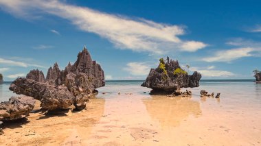 Sahildeki manzara çok güzel ve gökyüzü onu görünce karanlık bir hava yaratıyor..