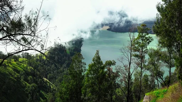 Rinjani Dağı Lombok Endonezya Daki Dağdan Gelen Dumanla Güzel Yeşil — Stok fotoğraf