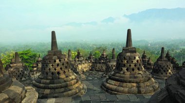 Yeşil çevresi olan Borobudur tapınağının güzel bir manzarası var. Burası dünyanın en büyük Budist tapınağı ve her yıl milyonlarca turisti çekebiliyor.