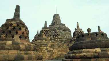 Bulutlu gökyüzü ile Borobudur tapınağı, burası dünyanın en büyük Budist tapınağı ve her yıl milyonlarca turisti çekebiliyor.