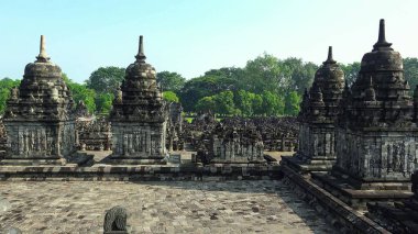 Candi Sewu, Yogyakarta, Endonezya 'daki dramatik gökyüzü ile Plaosan Tapınağının güzel manzarası