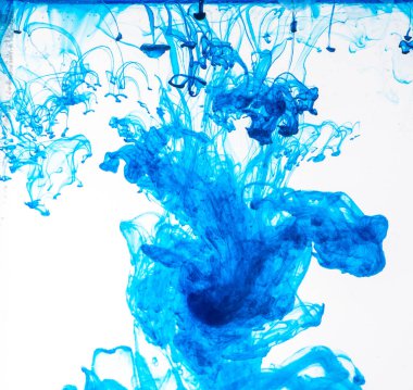 Beyaz arkaplanda mavi boya sıçraması