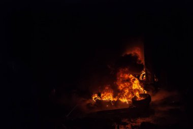 Ayaklanmalar, yanan lastikler, gece çıkan şenlik ateşi.