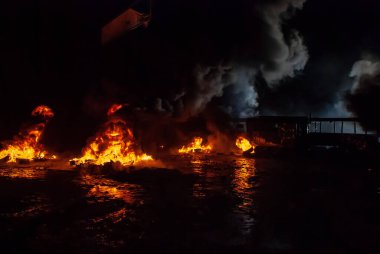Ayaklanmalar, yanan lastikler, gece çıkan şenlik ateşi.