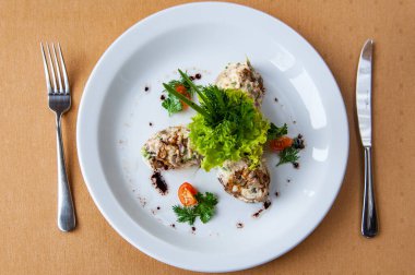 Restoran yemeği, balık ezmesi beyaz tabakta servis edilen domatesli salata.