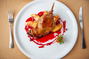 Kızılcık soslu elmalı ördek budu.