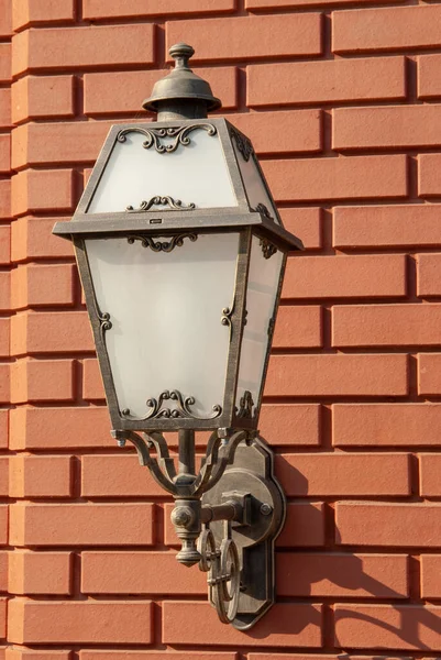 レンガの壁にある古い街灯 — ストック写真