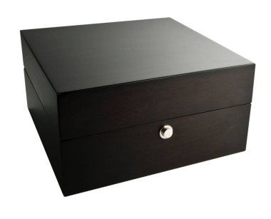 beyaz arkaplanda izole ahşap kutu