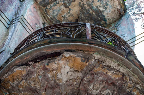 Balkon Starego Budynku Śladami Zniszczenia Ażurowe Kute Balustrady Kolorze Czarnym — Zdjęcie stockowe