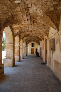 Akdeniz kırsal konutları, kemer ve verandalı enfalada, kireçtaşı sütunlu teras.