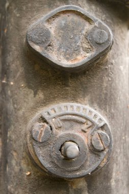 fotoğraf eski mekanizmanın paslı parçalarını tasvir ediyor