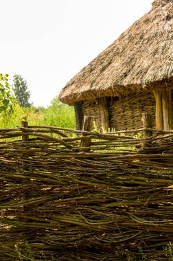 Ukrayna 'nın otantik evi. Eski otantik ahşap tipik bir ev. Geleneksel Ukrayna köyünün mimarisi