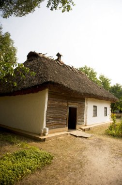 Ukrayna 'nın otantik evi. Eski otantik ahşap tipik bir ev. Geleneksel Ukrayna köyünün mimarisi