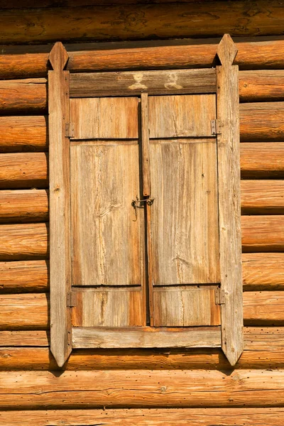 壁の古い木の窓 — ストック写真