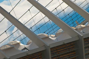 Alışveriş merkezinin teknik ekipmanları, beyaz gerilim kubbeleri, onları destekleyen tel ve kirişlerden oluşan bir ağ.