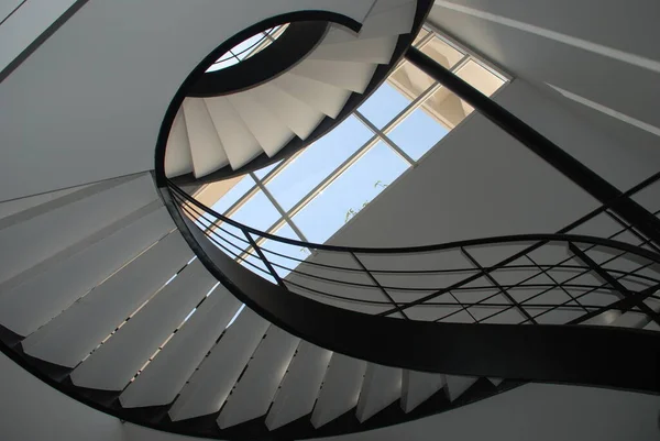 Крытая Современная Винтовая Лестница Белом — стоковое фото