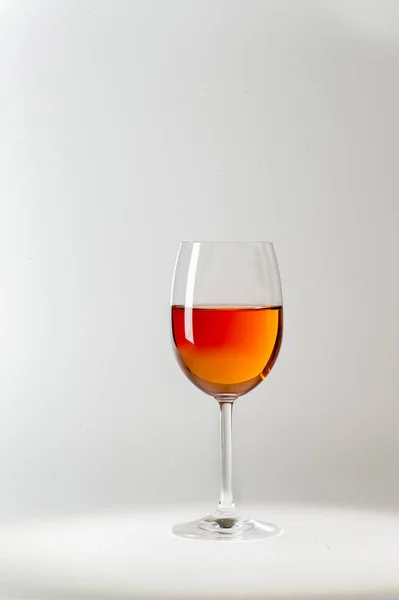 Bir Bardak Şarap Yarısı Koyu Renkli Bir Içecekle Dolu Açık — Stok fotoğraf