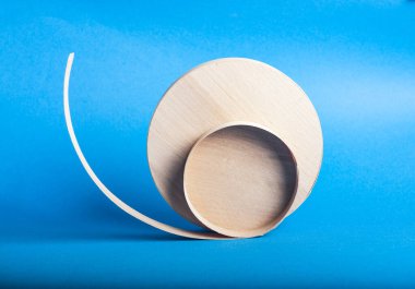 Açık mavi arka planda yan kenarda duran ahşap kutu.