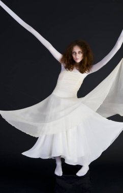 Cadılar bayramı için bir görüntü, beyaz elbiseli, soluk yüzlü, kızıl saçlı bir kadın.