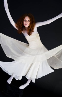 Cadılar bayramı için bir görüntü, beyaz elbiseli, soluk yüzlü, kızıl saçlı bir kadın.