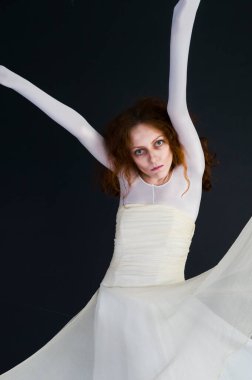 Cadılar bayramı için bir görüntü, beyaz elbiseli, soluk yüzlü, kızıl saçlı bir kadın.