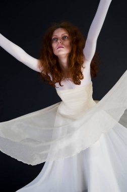 Cadılar bayramı için bir görüntü, beyaz elbiseli, soluk yüzlü, kızıl saçlı bir kadın.