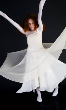 Cadılar bayramı için bir görüntü, beyaz elbiseli, soluk yüzlü, kızıl saçlı bir kadın.