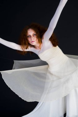 Cadılar bayramı için bir görüntü, beyaz elbiseli, soluk yüzlü, kızıl saçlı bir kadın.