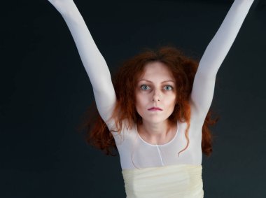 Cadılar bayramı için bir görüntü, beyaz elbiseli, soluk yüzlü, kızıl saçlı bir kadın.