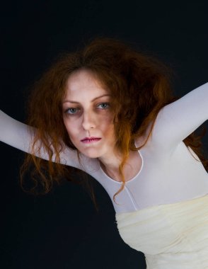 Cadılar bayramı için bir görüntü, beyaz elbiseli, soluk yüzlü, kızıl saçlı bir kadın.